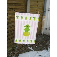 Teatowel/Geschirrtuch Froschkönig Frogprince Auf Kugel Kuss Rosa Streifen Auch Als Tischdecke Verwendbar von SissiundFroschkoenig