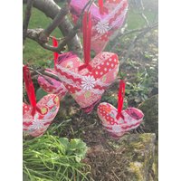 Handgemachtes Lavendel Herz Kissen Rosa Patchwork Stoff Mit Spitze von SisterSusieSewsShop