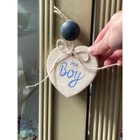 Handgemachte Gender Reveal Ornament 10 Stück It's A Boy Personalisierte Baby Andenken Handgemachte Keramik Baby-Dusche-Geschenk Neu Geboren von SiuStudio