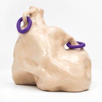 Durchbrochene Vase in Beige Mit Violetten Ringen von SiupStudio
