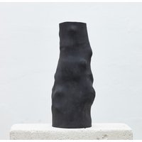 Schwarze Handgefertigte Keramik Vase Mit Grober Textur von SiupStudio