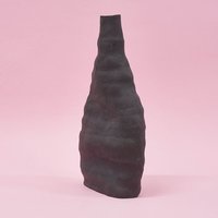 Schwarze Handgefertigte Keramik Vase Mit Grober Textur von SiupStudio