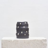 Handgefertigte Keramikvase, Kleine Schwarze Vase Mit Punkten von SiupStudio