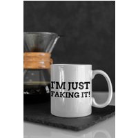 I'm Just Faking It Tasse 330Ml | Lustiger Gebrochener Arm, Bein, Kragen Knochen, Knöchel Tassen Nach Der Chirurgie, Behinderung, Krankheit von SizzlesSuperStore