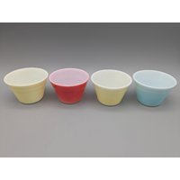 Vintage 50Er Jahre 4Er Set Pyrex "Karneval' Pastell Opalglas Kleine Puddingbecher Dessertteller Vintage 50Er Jahre 4Er Set Pyrex "Karneval' Pastell Opalglas Kleine Puddingbecher Dessertteller von SkadivonWinterfeld