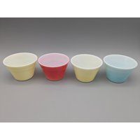 Vintage 50Er Jahre 4Er Set Pyrex "Karneval' Pastell Opalglas Kleine Puddingbecher Dessertteller Vintage 50Er Jahre 4Er Set Pyrex "Karneval' Pastell Opalglas Kleine Puddingbecher Dessertteller von SkadivonWinterfeld