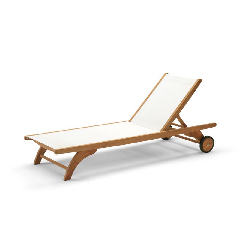 Skagerak - Columbus Sunbed - Sonnenliege aus Teakholz in weiß/schwarz von Skagerak by Fritz Hansen