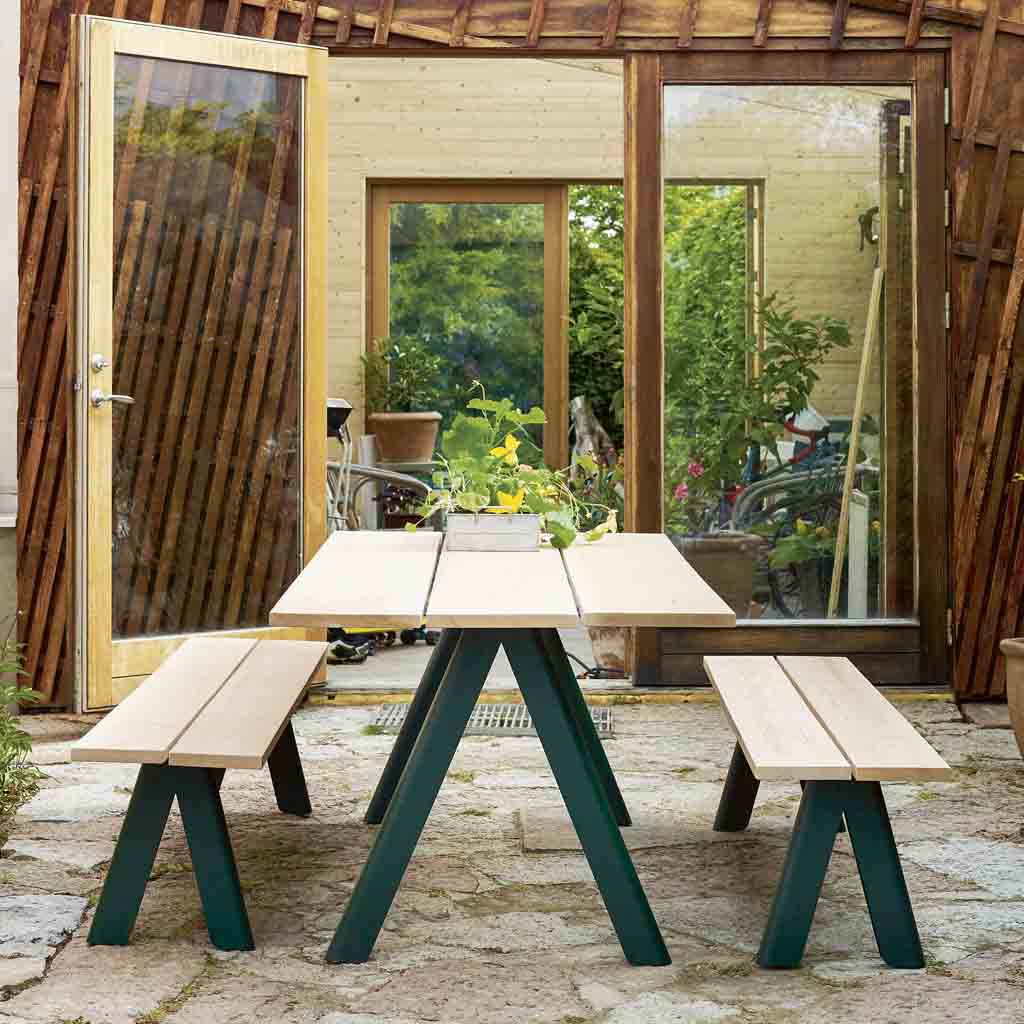 Skagerak - Overlap -  Gartenset mit Tisch und Bänken aus Holz & Stahl von Skagerak by Fritz Hansen
