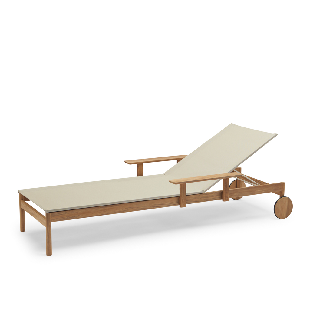 Skagerak - Pelagus Sunbed - Designer Sonnenliege mit Armlehnen aus Teak von Skagerak by Fritz Hansen