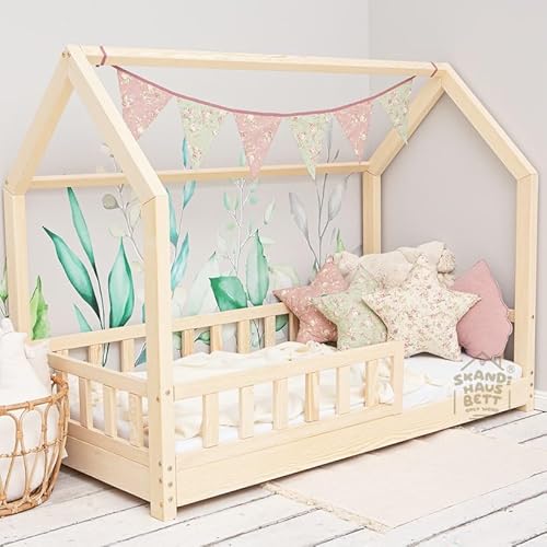 Hausbett 100x200 Mit Rausfallschutz Naturholz - Bell Nuo - Kinderbett mit Lattenrost - Stabiles Rausfallschutz Bett für Kinderzimmer - Gemütlich Kinderbett Mädchen von Skandi Hausbett