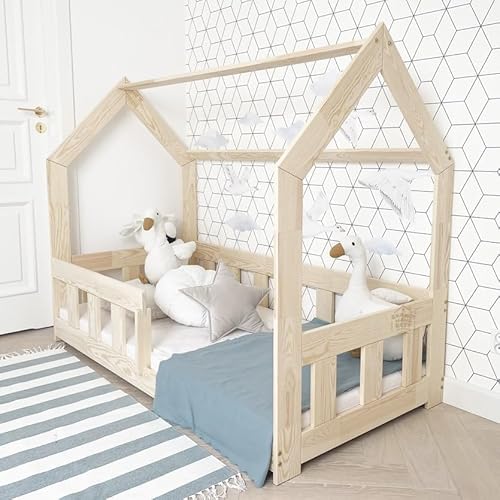 Hausbett 120x200 cm mit Rausfallschutz Naturholz – Milo - Gemütlich Rausfallschutz Bett für Kinderzimmer - Kinderbett mit Lattenrost - Stabiles Kinderbett Mädchen von Skandi Hausbett