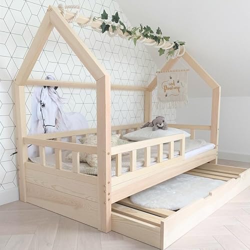 Hausbett 140x200 Mit Rausfallschutz Naturholz - Bell Nuo - Kinderbett mit Bettkasten - Kinderbett mit Lattenrost - Stabiles Rausfallschutz Bett für Kinderzimmer Hausbett 140x200 Mit Rausfallschutz Naturholz - Bell Nuo - Kinderbett mit Bettkasten - Kinderbett mit Lattenrost - Stabiles Rausfallschutz Bett für Kinderzimmer von Skandi Hausbett