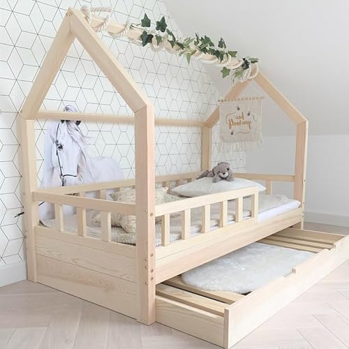 Hausbett 140x200 Mit Rausfallschutz Naturholz - Bell Nuo - Kinderbett mit Bettkasten - Kinderbett mit Lattenrost - Stabiles Rausfallschutz Bett für Kinderzimmer von Skandi Hausbett