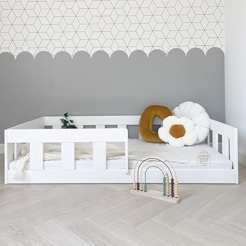 Skandi Hausbett Kinderbett 80x140 Mit Rausfallschutz Weiß - Bajo - Stabiler Rausfallschutz Bett für Kinderzimmer - Gemütliches Weißes Kiefer Massiv Bodenbett von Skandi Hausbett