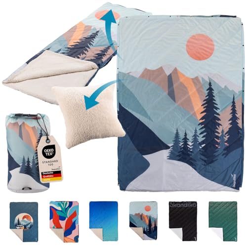 Skandika Campingdecke Liva | 4-in-1 Outdoor Decke, 200 x 135 cm, Überwurf, Schlafsack, Kissen, mit Teddyfell oder Nylon Unterseite, Wattierung aus Polyester, wasserdicht (Berge | Teddyfell) von Skandika