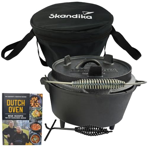 Skandika Dutch Oven Flame Master 13,8 L | Gusseisen Topf zum Kochen, inkl. Rezeptbuch der Sauerländer BBCrew, bereits eingebrannt, mit Füße, Deckelheber, Tragetasche | Feuertopf für Grillen, Camping von Skandika