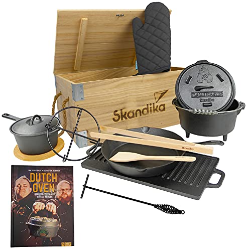 Skandika Dutch Oven Set Flame Master in Holzkiste | 11-teilig, inkl. Rezeptbuch der Sauerländer BBCrew, bereits eingebrannt, viel Zubehör, Dreibein, viel Zubehör | Kochset aus Gusseisen, Grill, BBQ von Skandika