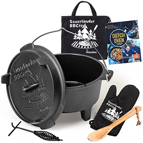 Skandika Dutch Oven der Sauerländer BBCrew 4,25 L | Gusseisen Topf mit Emaillierung inkl. Rezeptbuch, Deckelheber & Extras | Spülmaschinenfest | Mit Füßen | Feuertopf für Grillen, Camping von Skandika