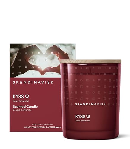 Skandinavisk KYSS 'Kuss' Duftkerze. Duftnoten: Brombeeren und Rose, Kandiszucker und Nelken. 200 g. Skandinavisk KYSS 'Kuss' Duftkerze. Duftnoten: Brombeeren und Rose, Kandiszucker und Nelken. 200 g. von Skandinavisk