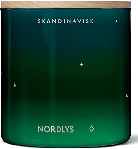 Skandinavisk NORDLYS 'Nordlichter' Duftkerze. Duftnoten: Arktische Intensität und sphärische Farben, ein Duftakkord, der so ungewöhnlich wie überirdisch ist. 400 g von Skandinavisk