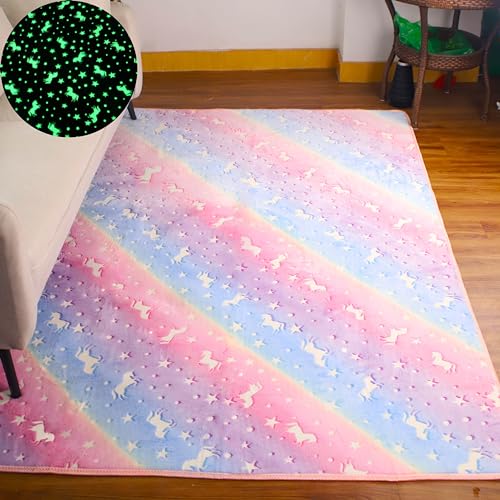 Skeiyo Leuchtet im Dunkeln, leuchtender Teppich, für Schlafzimmer, Wohnzimmer, niedriger Flor, elastischer Teppich, bunt, rosa, Regenbogen-Einhorn, 80 x 120 cm Skeiyo Leuchtet im Dunkeln, leuchtender Teppich, für Schlafzimmer, Wohnzimmer, niedriger Flor, elastischer Teppich, bunt, rosa, Regenbogen-Einhorn, 80 x 120 cm von Skeiyo