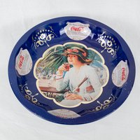 Coca Cola Gibson Girl Frau Rund Blau Metall Obst Tablett Schüssel von SkograndStudioStore