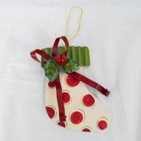Weihnachtsstrümpfe Metall Ornament Handbemalt Aus Weiß Mit Blättern, Jingle Bell Und Metallband 6 Zoll Groß X 5 Breit von SkograndStudioStore