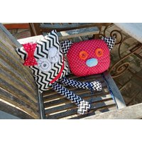 2Er Set Dekokissen Oder Kissen Schwarz Weiß Mit Beinen Katzenkissen Kinder Unikat Geschenk Junge Mädchen Kinderzimmer Deko von SkokSkokStore