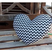 Herzkissen Doppelseitiges Kissen Kinderkissen Herzen Form Süßes Kleinkind Geschenk Chevron Print Schwarz Weiß Kinderzimmer Dekor von SkokSkokStore