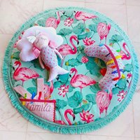 Personalisierte Baby Matte Rosa Flamingo Bauchzeitmatte Geburtstag Geschenk Mädchen Babyzimmer Kinderzimmer Kissen Set Meerjungfrau Puppe Stoffpuppe von SkokSkokStore