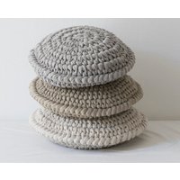 Dekoratives Wurfkissen/Runde Graue Häkelkissen/Single Crochet Home Decor Kissen von SlavAndSo