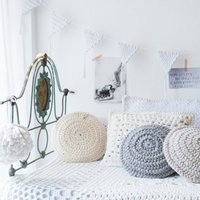 Set Von Zwei Weichen Baumwolle Natürliche Farben Runde Häkeln Home Decor Kissen von SlavAndSo