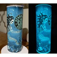Meerjungfrau Skelett Glow in The Dark | 20 Oz Stahlbecher Mit Wiederverwendbarem Plastikstroh von SmallFishCrafts