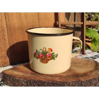Vintage Emailletopf in Beige Mit Blumen von SmallRusticShop