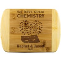 Personalisiertes Bambus Schneidebrett, Geschenk Für Hochzeit, Jahrestag Oder Valentinstag We Have Great Chemistry von SmartFoxes