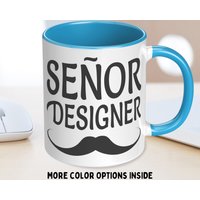 Señor Designer Akzent-Kaffeetasse - Lustiges Geschenk Für Einen Hochrangigen Leiter in Design. Ein Humorvolles Kollegen/Kollegen Oder Freunde Señor Designer Akzent-Kaffeetasse - Lustiges Geschenk Für Einen Hochrangigen Leiter in Design. Ein Humorvolles Kollegen/Kollegen Oder Freunde von SmartFoxes