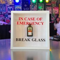 Wandbild „In Case Of Emergency Break Glass - Jägermeister" | Weißer Rahmen Schnaps Deko 25x25 cm Handgemacht & Witzig von SmartekDE