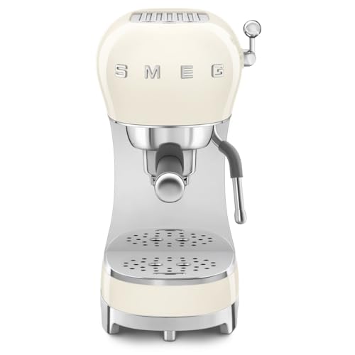 Smeg, Espresso-Kaffeemaschine ECF02CREU, Cappuccino-Dampfunktion, Thermoblock, großes Tassengehäuse und Doppelkaffeefunktion, 1 L Wassertank, benutzerfreundliches Bediensystem, 1350 W, Creme von Smeg