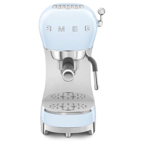 Smeg, Espresso-Kaffeemaschine ECF02PBEU, Cappuccino-Dampfunktion, Thermoblock, großes Tassengehäuse und Doppelkaffeefunktion, 1 L Wassertank, benutzerfreundliches Bediensystem, 1350 W, Himmelblau von Smeg