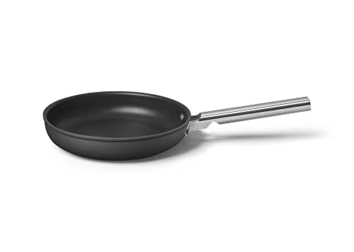 SMEG, Antihaft-Bratpfanne CKFF2601BLM, Durchmesser 26 cm, ergonomischer Edelstahlgriff, für alle Herdarten, bis zu 250° im Backofen, 2,3 l Fassungsvermögen, Schwarz von Smeg