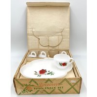 Vintage Bund-Rote Rose-Milchglas-Rosecrest-Snack Tablett/Tee Tassen Set-8 Stück von SmileyFinds1