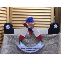 "Handgefertigter Holz-Schneemann "Snow Buddies Welcome All The Time" Shelf Sitter." "Handgefertigter Holz-Schneemann "Snow Buddies Welcome All The Time" Shelf Sitter." von SmileyKats
