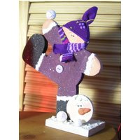 Schneemann Handgemachte Becca Puppe Aus Holz, Die Im Schnee Spielt Schneemann Handgemachte Becca Puppe Aus Holz, Die Im Schnee Spielt von SmileyKats
