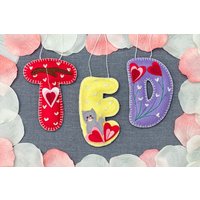 Filz-Buchstabe, Kleine Monogrammverzierung, Personalisierte Gestickte Initiale, Valentinstagsgeschenk Für Sie von SmilingBabyBook