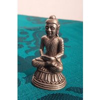 Alte Tibet. Miniatur Buddha-statue/Amulett in Silber von SmilingTaraShop