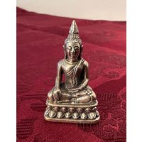 Sehr Feine Tibet. Miniatur Statue, Buddha in Silber Auf Lotusblüten Thron von SmilingTaraShop