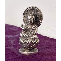 Sehr Feine Tibet. Miniatur Statue, Buddha in Silber Auf Lotusblüten Thron von SmilingTaraShop