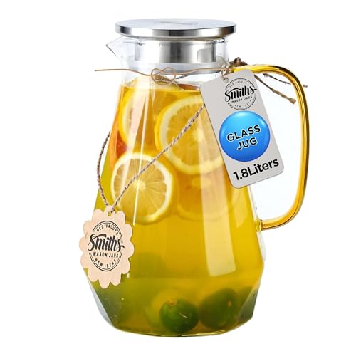 1.8L Heiß- und Kaltkaraffe - klassisches Design, 2-Wege-Deckel zum Filtern von frischen Fruchtstücken, Krug aus Borosilikat-Leichtglas mit Griff, mit Geschenkanhänger | Smith's Mason Jars von Smiths Mason Jars