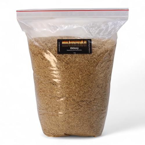 Hickory Räuchermehl 0,5-1,5 mm Körnung 1000g Räucherspäne – fein gemahlenes Hickoryholz BBQ zum kalt und warm Räuchern - Naturholz aus PEFC-Forstwirtschaft-HACCP-Zertifiziert -Rauchaktiv – Glimmstark von www.Smokerholz24.de BBQ Plag