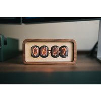 Nixie Tube Uhr in 12 Tubes Made in Usa Walnuss Und Ahorn, Modernes Design, Retro Tisch Bürouhr Vatertagsgeschenk von FormAndGrainCo